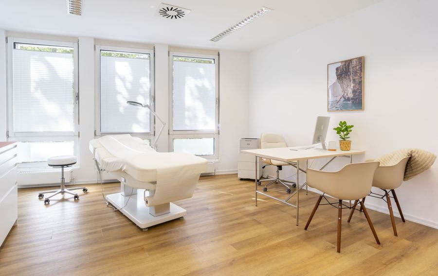 Sprechzimmer mit Untersuchungsliege und Beratungsplatz