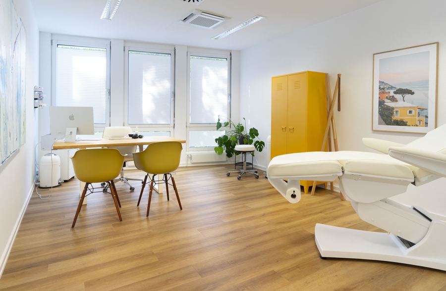 Zweites Sprechzimmer mit Behandlungsliege